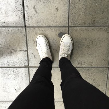 Beyaz spor ayakkabı ayakkabı zemin üstüne yürüyüş görüntülemek