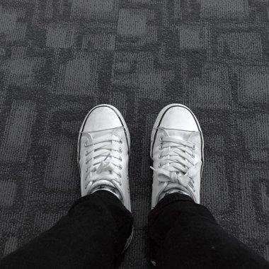 Bacakları geçti kadın yakın çekim resmi.