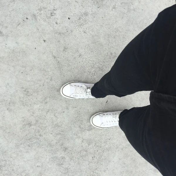 White Sneakers shoes walking on ground top view — Stock Photo, Image