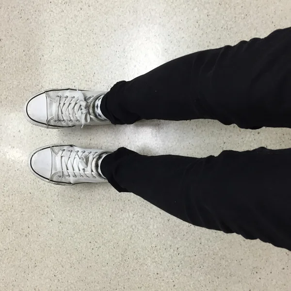 White Sneakers shoes walking on ground top view — Stock Photo, Image