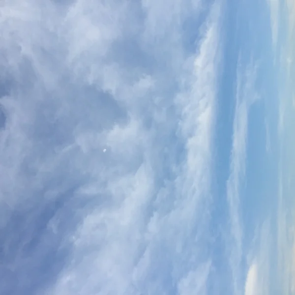 Ciel avec nuages et soleil — Photo