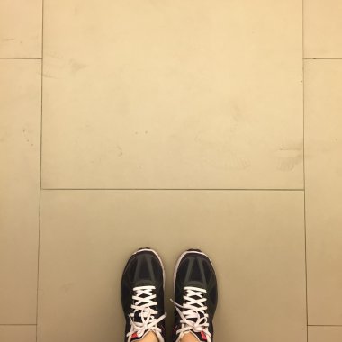 Genç spor ayakkabı bacaklarda