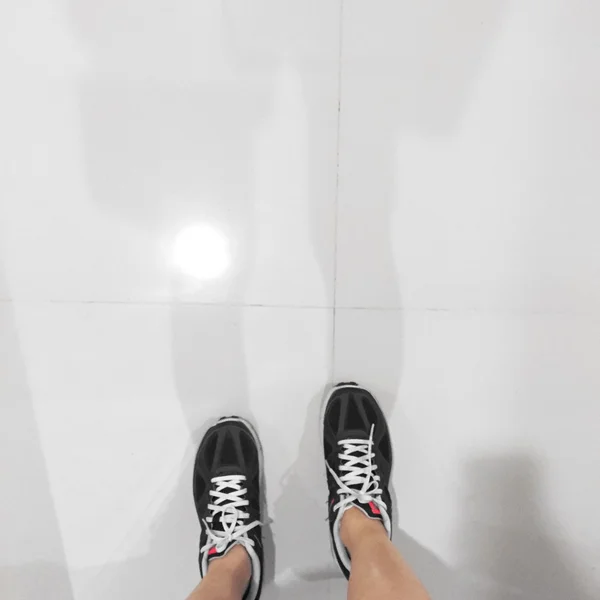 Μικρά πόδια σε πάνινα παπούτσια — Φωτογραφία Αρχείου