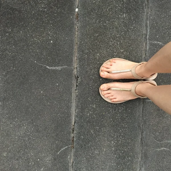 Женские ноги в модных туфлях — стоковое фото