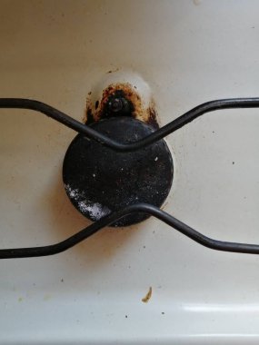 Kirli demir ocağının endüstriyel arka planı beyaz gaz ocağı