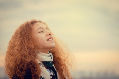 Yeni bir nefes temiz hava özgürlük zevk mutlu, gülümseyen kız