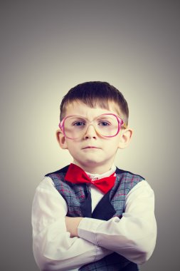 Sarı arka plan üzerinde izole emin küçük çocuk inek.