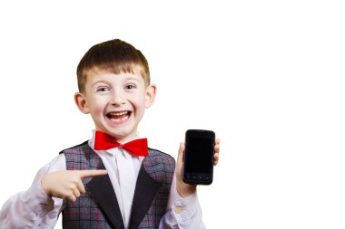 Gülümseyen mutlu, neşeli güzel bir çocuk cep telefonu tutan
