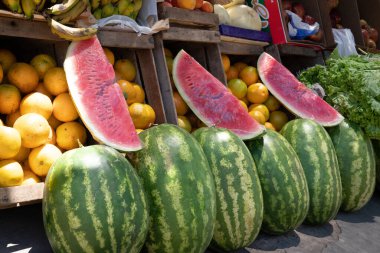 Sokak pazarında meyve ve sebze satıyorum.