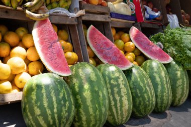 Sokak pazarında meyve ve sebze satıyorum.