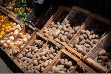 Sokak pazarında meyve ve sebze satıyorum.