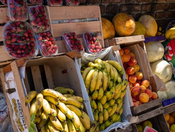 Sokak pazarında meyve ve sebze satıyorum.