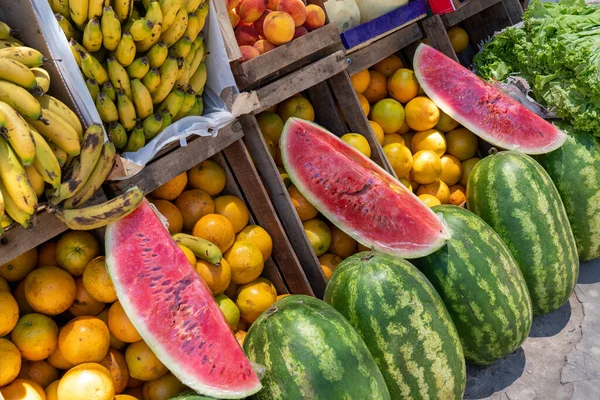 Sokak pazarında meyve ve sebze satıyorum.