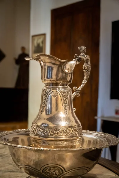 Kilisede dini banyoda kullanılıyor.