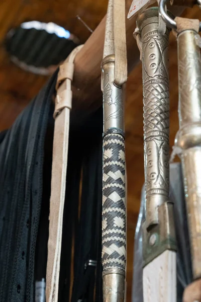 İnek derisinden yapılmış. Onlar ata binmek için kullanılır.