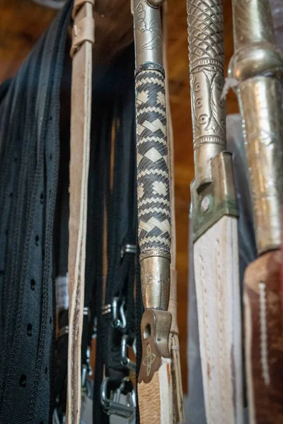 İnek derisinden yapılmış. Onlar ata binmek için kullanılır.