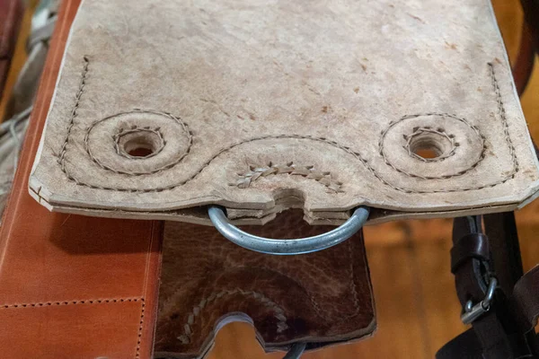 İnek derisinden yapılmış. Onlar ata binmek için kullanılır.