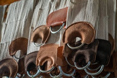 İnek derisinden yapılmış. Onlar ata binmek için kullanılır.