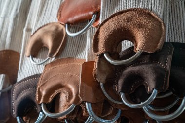 İnek derisinden yapılmış. Onlar ata binmek için kullanılır.