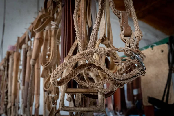 İnek derisinden yapılmış. Onlar ata binmek için kullanılır.