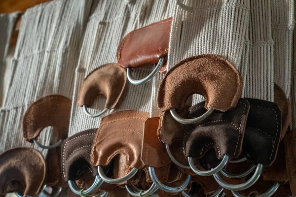 İnek derisinden yapılmış. Onlar ata binmek için kullanılır.