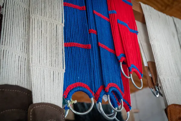 İnek derisinden yapılmış. Onlar ata binmek için kullanılır.