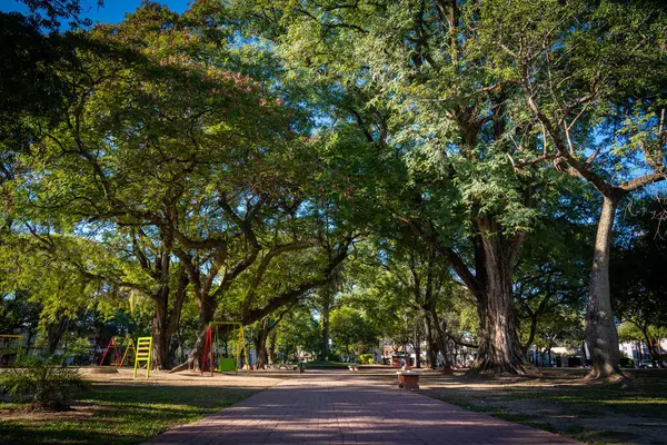 Nehirler şehrinde Plaza de la Cruz