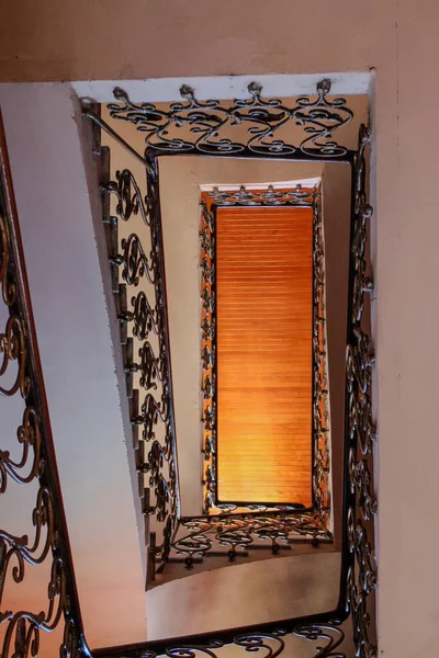 Aşağıdan görünen dikdörtgen spiral merdiven