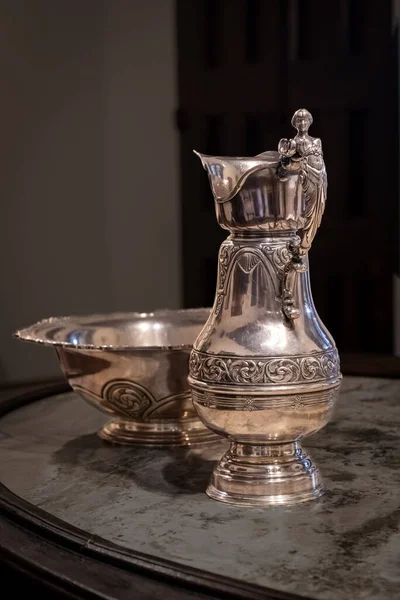 Yıkama ve dini ritüeller için kullanılan süslemeli gümüş sürahi ve leğende el yapımı dekoratif detaylar yer alıyor..