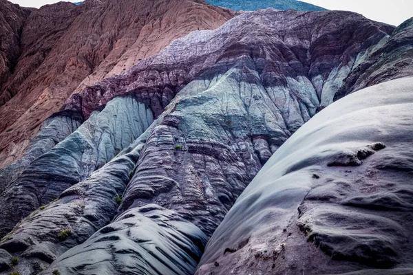 Purmamarca, Arjantin 'deki Yedi Renk Tepesi' nden gelen renkli tortu tabakaları And Dağları 'nın doğal dokularını ve mineral tonlarını gösteriyor..