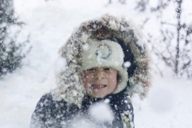 kar ile oynayan çocuk