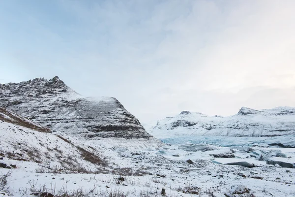 Große Berge im winterlichen Island — Stockfoto