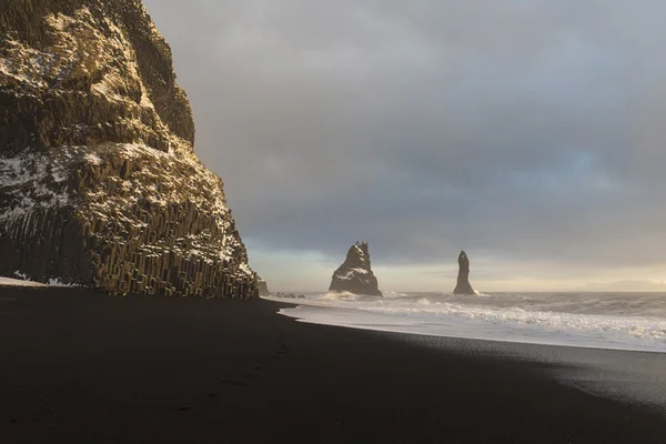 Erstaunliche Natur von Island. schwarzer Sand — Stockfoto
