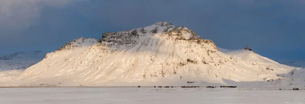 Gran montaña nevada escénica en Islandia —  Fotos de Stock