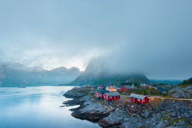 Sabah Reine sis. Güzellik Lofoten Adaları, Norveç
