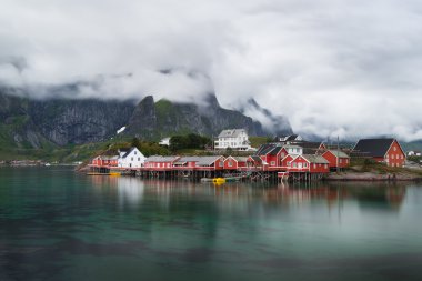 Norveç köy Reine yağmur sonra dağlar