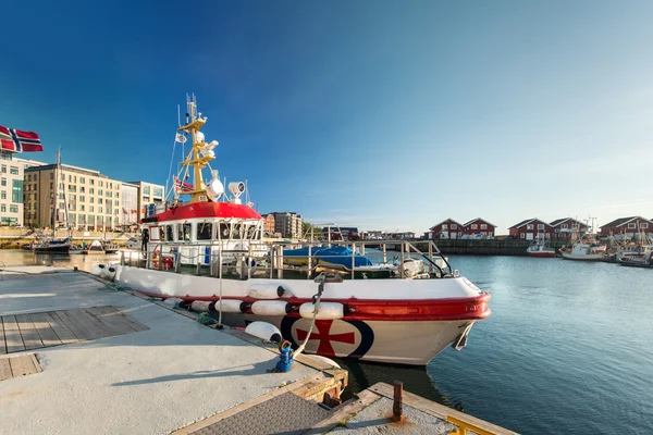 Fischerboot in der Nähe der Seebrücke — Stockfoto