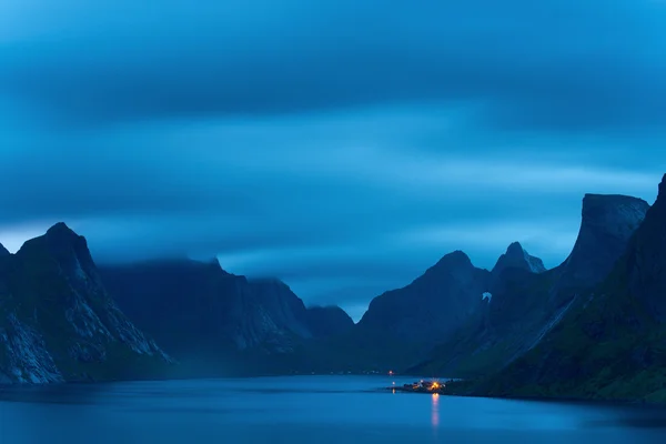 Gece büyük dağlarda. Lofotens, Norveç — Stok fotoğraf