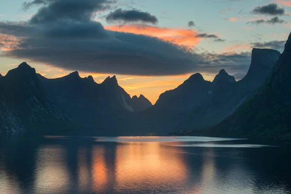 Lofoten 섬, Kjerkfjorden, bunesfjorden에서 큰 산 근처 아름 다운 일몰 — 스톡 사진