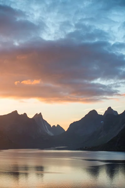 Lofoten Adaları, Kjerkfjorden, bunesfjorden büyük dağlarda yakınındaki doğal günbatımı — Stok fotoğraf