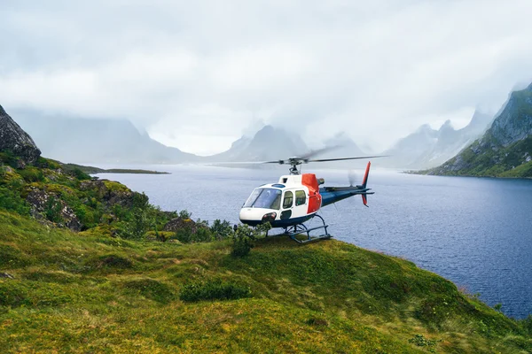 dağlarda helikopter. Lofotens, Norveç