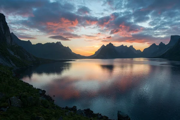 Lofoten Adaları, Kjerkfjorden, bunesfjorden büyük dağlarda yakınındaki doğal günbatımı