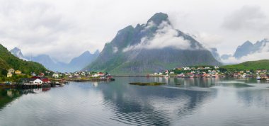 Sabah Reine bulutlar. Güzellik Lofoten Adaları, Norveç