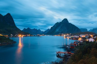 Doğal peyzaj tipik kırmızı balık tutma kulübe yakın dağlar ile Lofoten Adaları