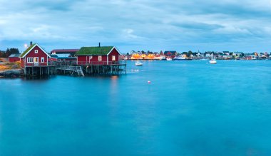 Doğal peyzaj tipik Norveç rorbu ile Lofoten Adaları  