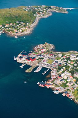 Lofotens Reine köyde yükseklikten büyük görünümü