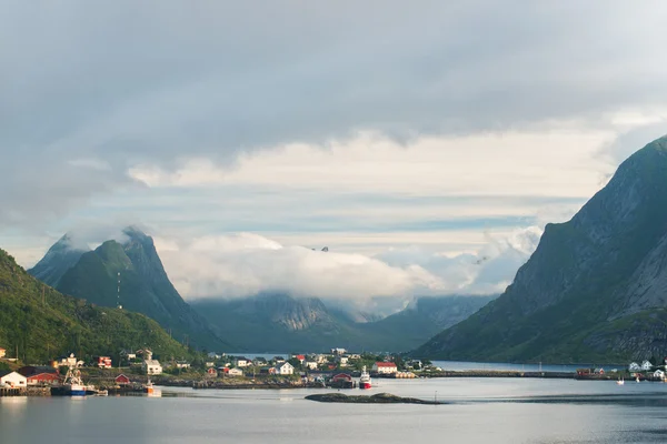 Noruega aldeia Reine perto das montanhas cênicas — Fotografia de Stock