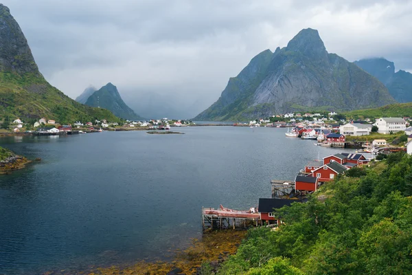 Норвежская деревня Рэбл у живописных гор — стоковое фото