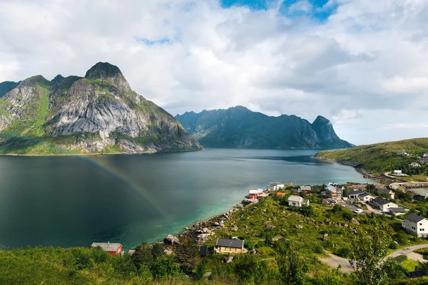 Doğal manzara Dağları yakınında su ile Lofoten Adaları