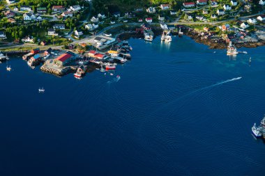 Harika manzara Norveç kıyı şeridi. Lofotens Reine köyde derin mavi suya yakın yükseklikten